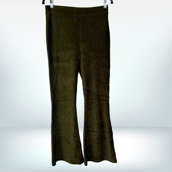 NWT Aerie Groove On High Waisted Velour Flare Olive Green Pants, size M - Picture 1 of 12